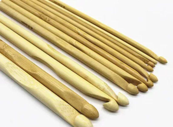 Single-headed crochet hook, bamboo, natural wood, for making hats, scarves, and knitting accessories.